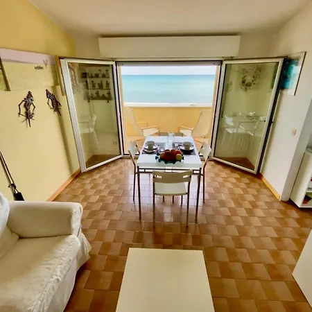 Con Terrazzo Fronte Mare Apartment *